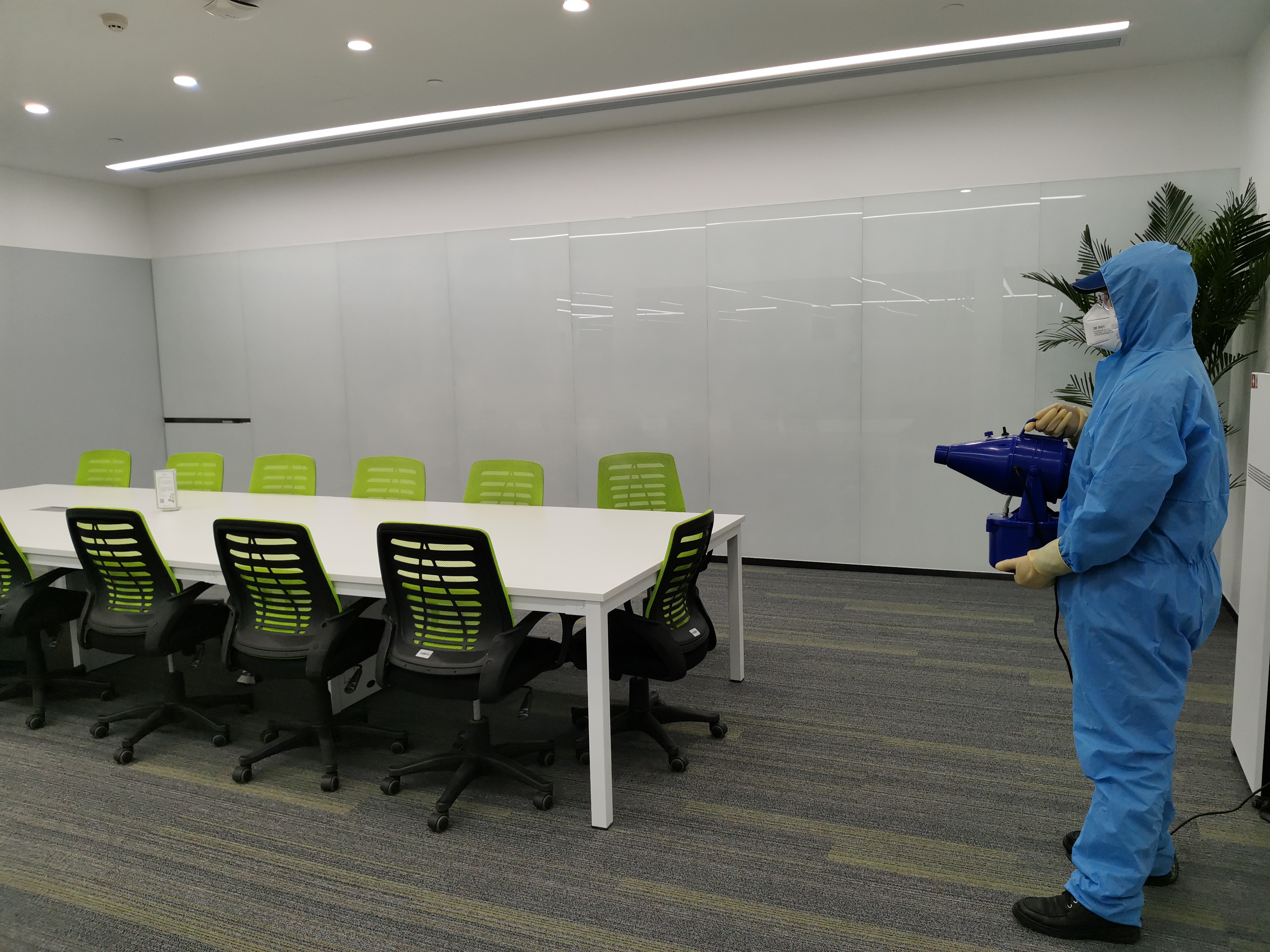 大廈室內(nèi)消毒公司的報(bào)價(jià)預(yù)防雜質(zhì)進(jìn)入設(shè)備內(nèi)部影響輸送噴灑效果