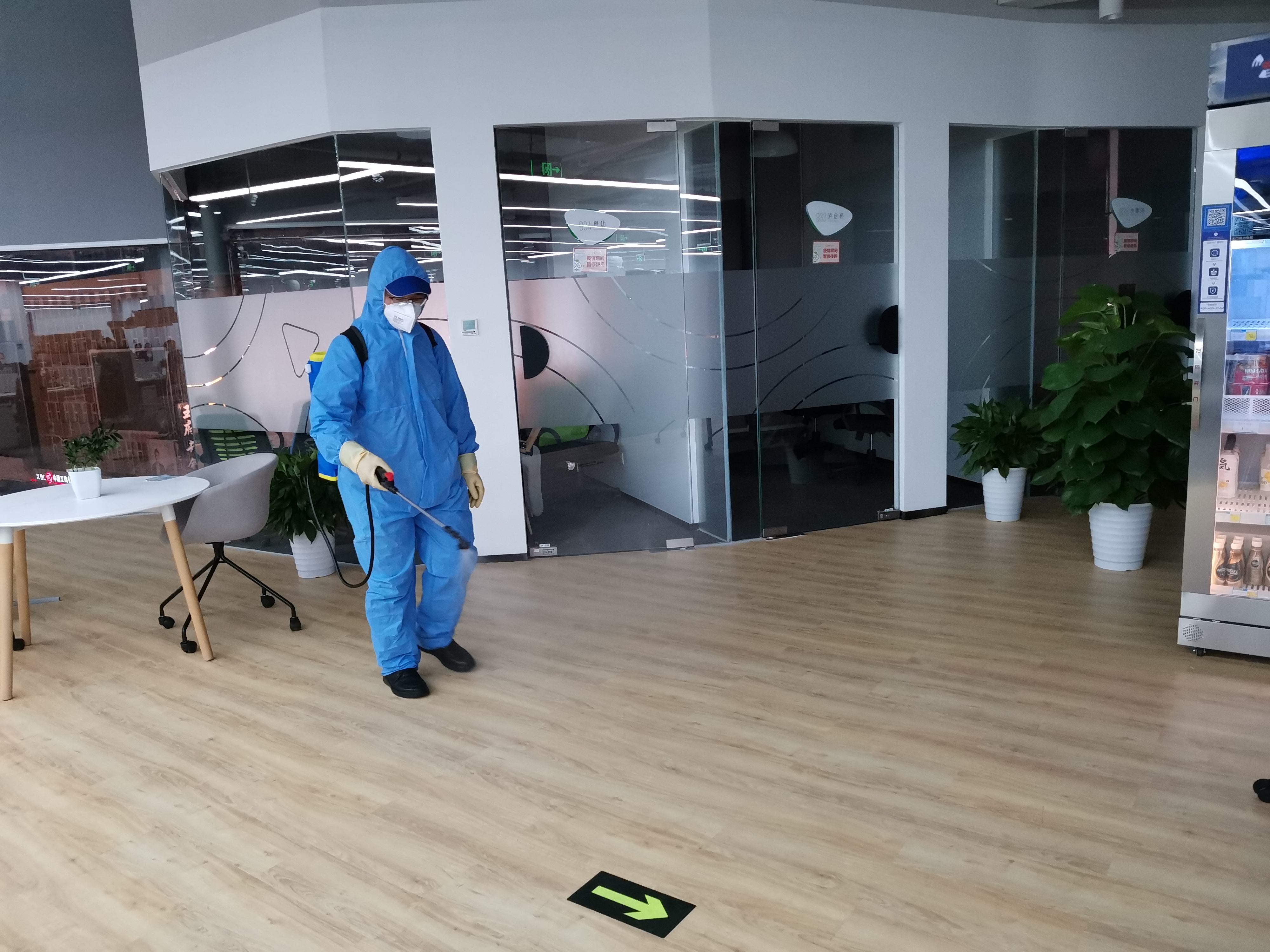 辦公區(qū)消毒防疫公司多少錢一平米？人們?yōu)槭裁催x擇專業(yè)公司？