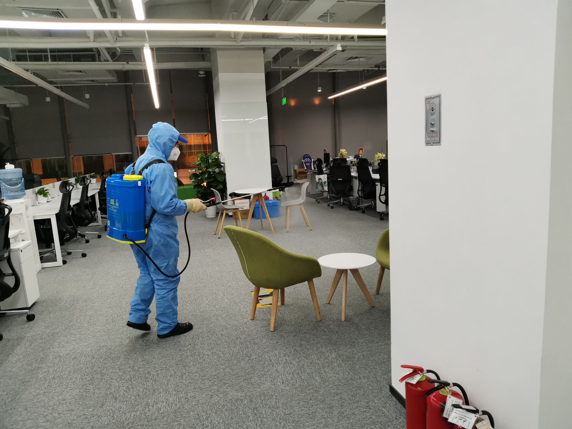 辦公區(qū)噴霧消毒公司的價格分析師表示專業(yè)消殺設(shè)備優(yōu)勢多
